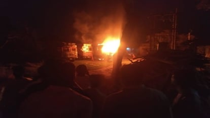 देवरिया में मासूम की मौत के बाद ग्रामीणों ने लगाया ट्रक में आग