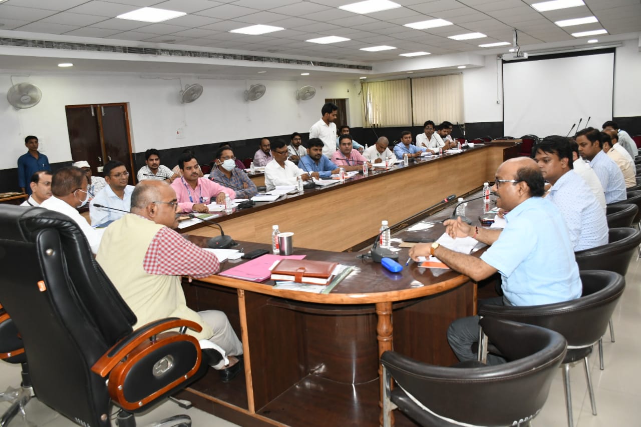 देवरिया जिला सलाहकार समिति की बैठक संपन्न वित्तीय साक्षरता का बैंकर्स करें प्रसार: डीएम