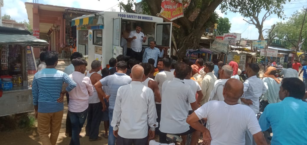 देवरिया में सचल खाद्य प्रयोगशाला द्वारा खाद्य पदार्थों का किया गया विश्लेषण deoria news