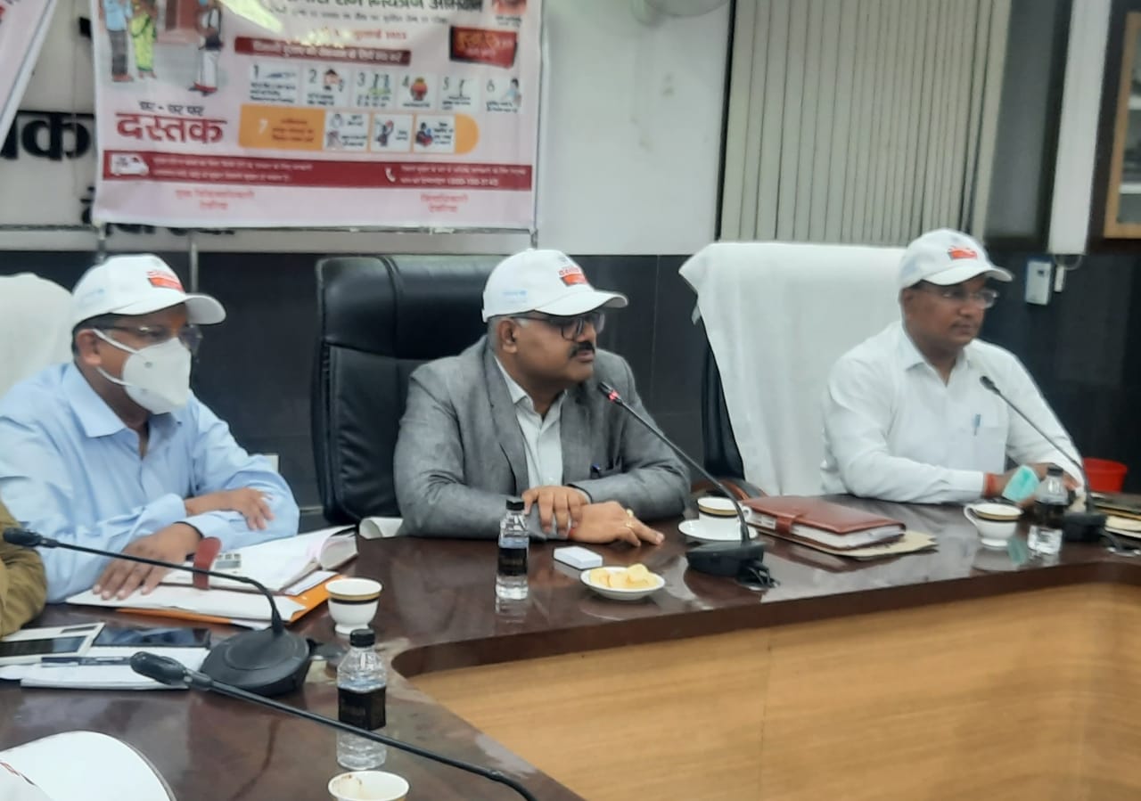 देवरिया जिलाधिकारी ने की निर्वाचन आयोग द्वारा आधार नंबर एकत्र करने के कार्यक्रम की समीक्षा deoria news