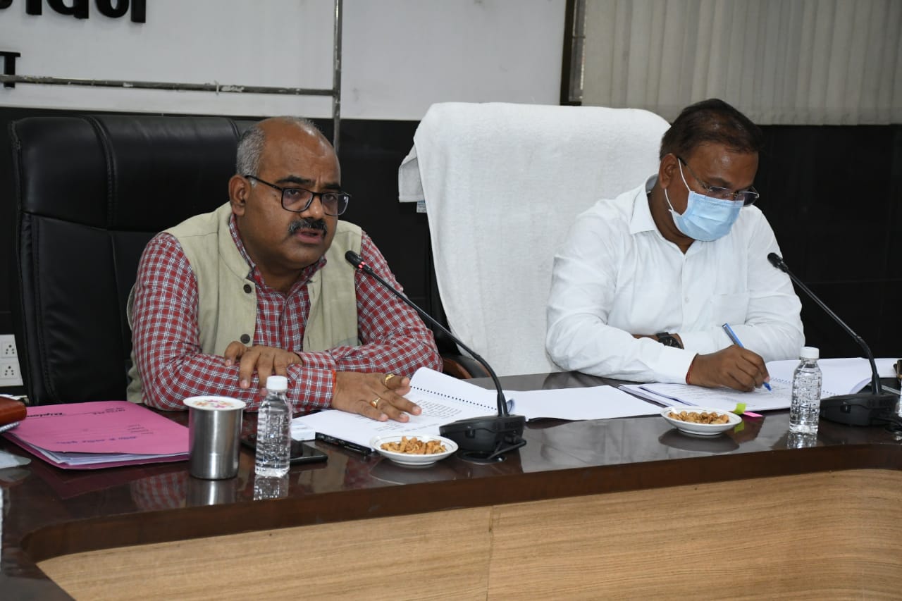deoria news सीडीओ ने की मुख्यमंत्री जी के प्राथमिकता के 37 बिन्दुओं से सम्बन्धित विकास कार्यो की समीक्षा