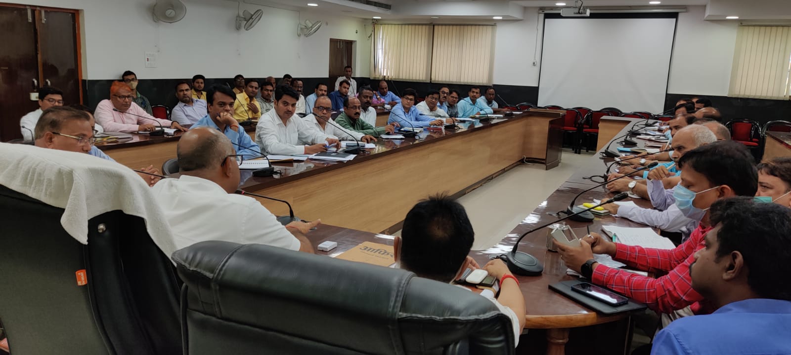 देवरिया मुख्य विकास अधिकारी रवींद्र कुमार ने आज गूगल मीट के माध्यम से समस्त प्रकार के पेंशन, में प्रगति की समीक्षा की
