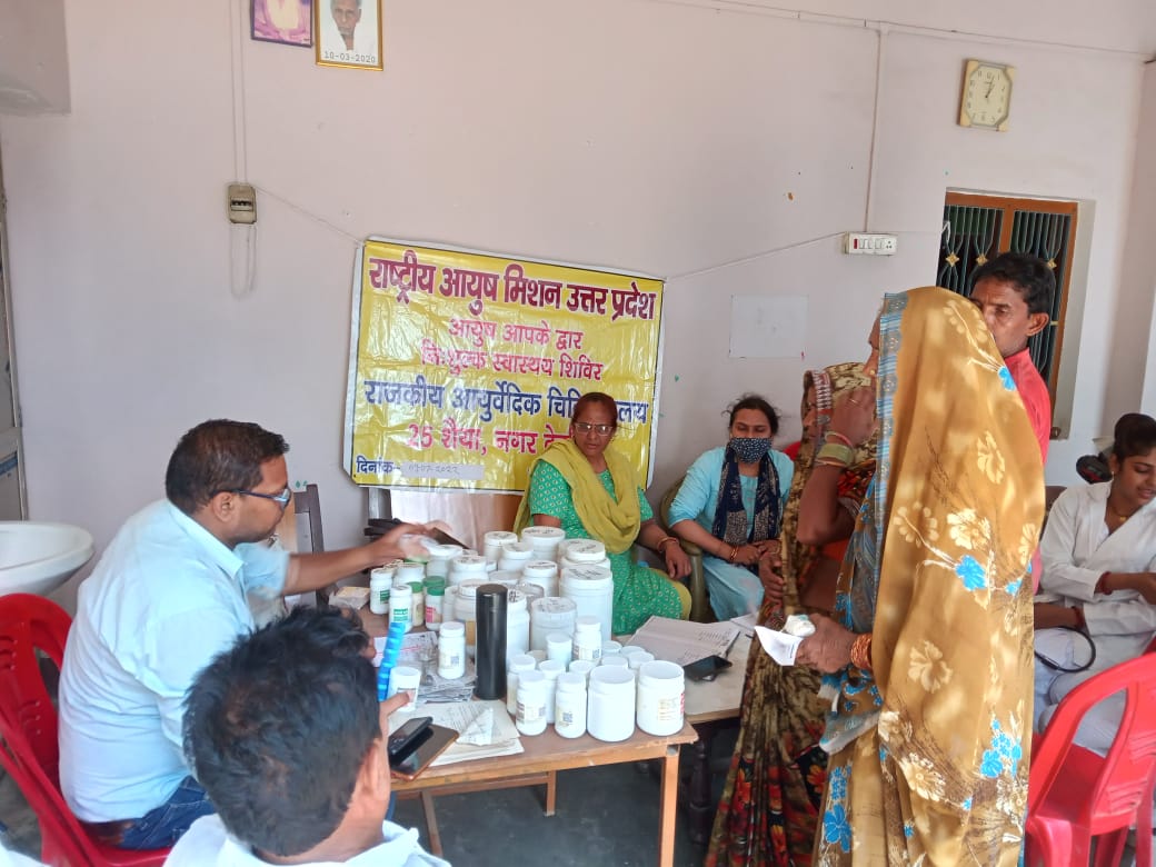 आज आरोग्य भारती के तत्वाधान देवरिया बाकी गांव में निशुल्क शिविर लगाकर किया गया इलाज