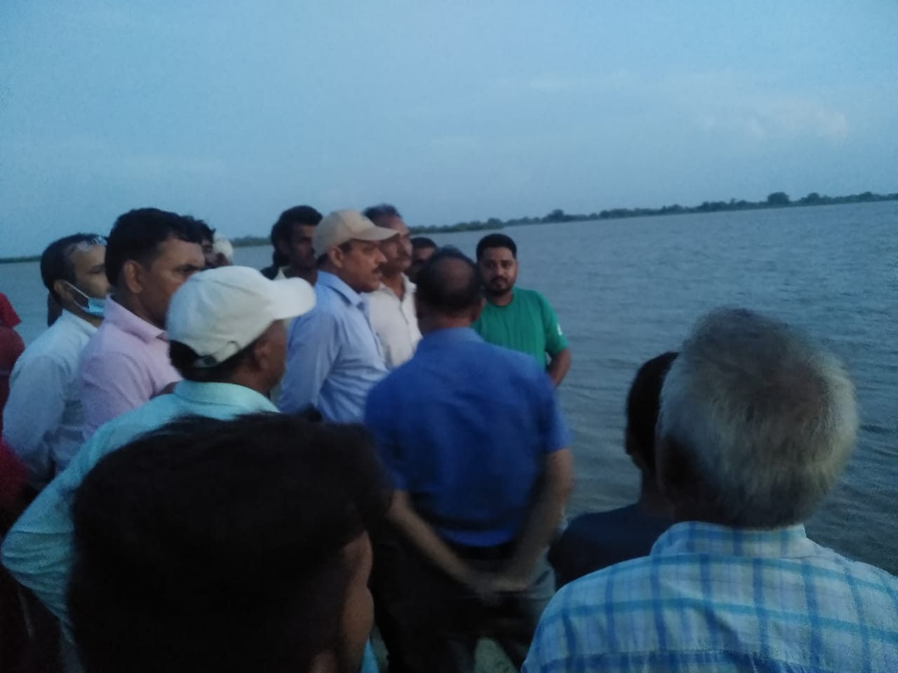 देवरिया अपर जिलाधिकारी ने किया चुरिया गांव में कटान स्थल का निरीक्षण deoria news