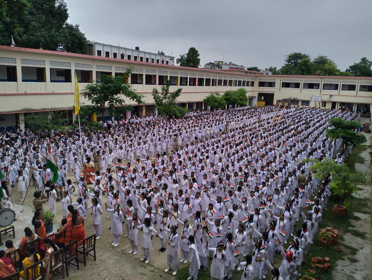 b news gorakhapur देश भक्ति के जज्बे में रंग गए सभी विद्यार्थी हर घर में तिरंगा लगाने का चला अभियान