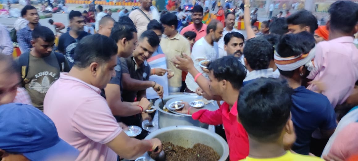 B news कांवरियों को आम श्रद्धालुओं के लिए हुआ महाप्रसाद का वितरण भक्तों का लगा जनसैलाब