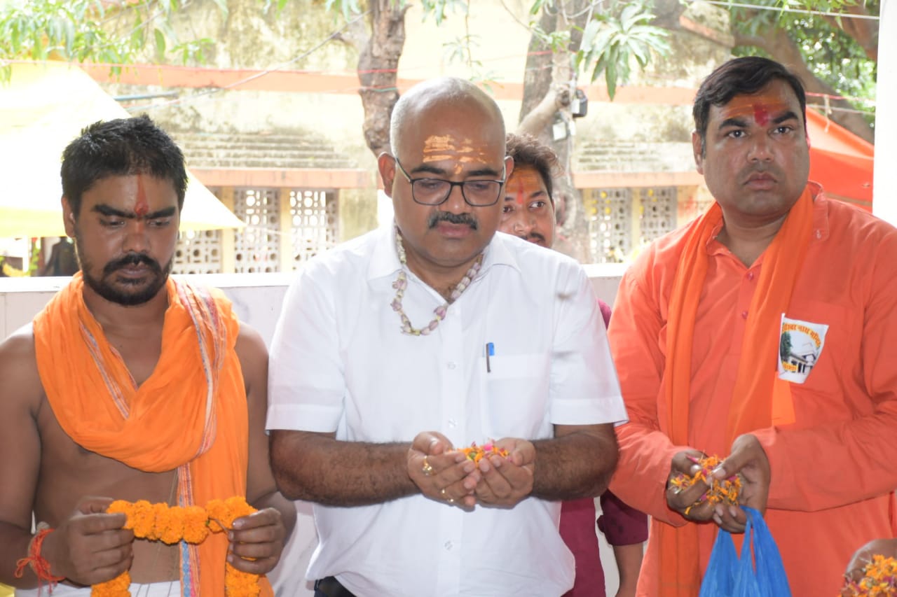 देवरिया जिलाधिकारी एवं पुलिस अधीक्षक ने किया बाबा दीर्घेश्वरनाथ मंदिर में जलाभिषेक