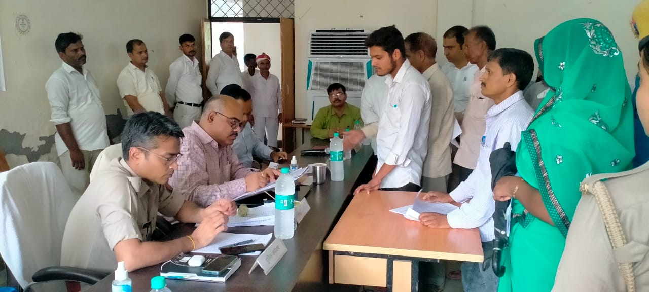 देवरिया डीएम ने भाटपाररानी तहसील में सम्पूर्ण समाधान दिवस पर सुनी जन समस्यायें
