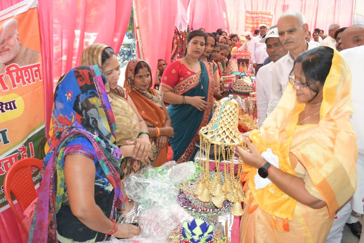देवरिया राज्यमंत्री ने स्टॉल अवलोकन के समय स्वयं सहायता समूह सदस्यों को किया प्रोत्साहित deoria news