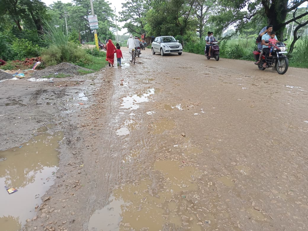 deoria news भटनी से लेकर ललन चौराहा के बीच ,अधूरा रोड से, हो रही है लोगों को समस्या .जिम्मेदार मौन b news
