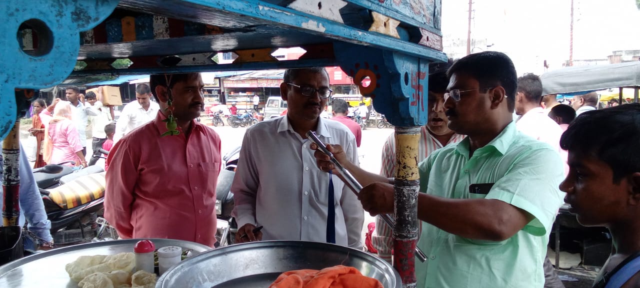 deoria news खाद सुरक्षा औषधि प्रशासन ने कुकिंग आयल का बाजारों में देखा गुणवत्ता 15 दुकान का लिया गया नमूना