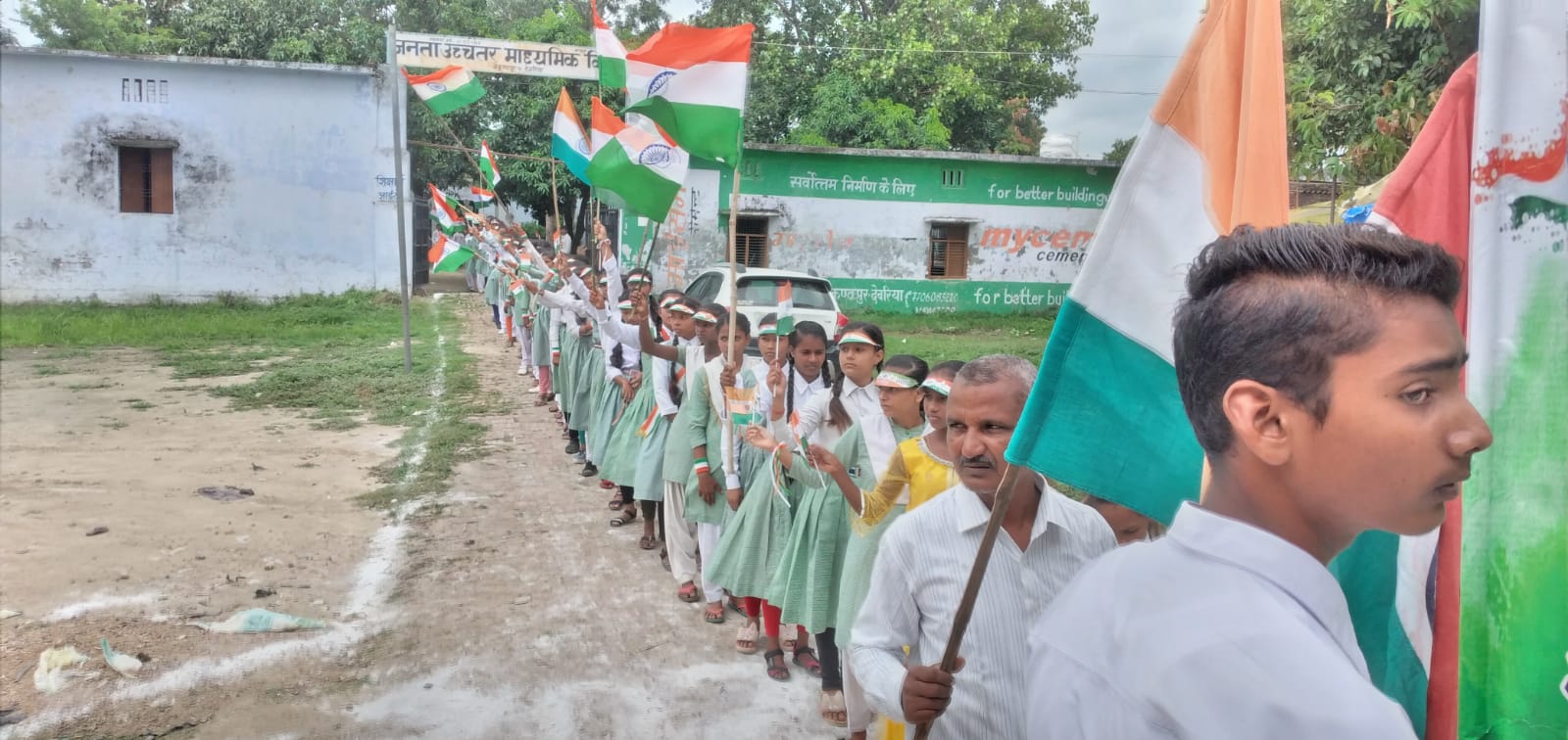 जनता उच्चतर माध्यमिक विद्यालय बैकुंठपुर में धूमधाम से मनाया गया स्वतंत्रता दिवस
