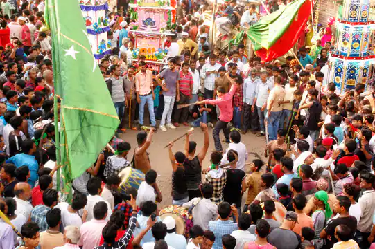 गोरखपुर मुहर्रम के मौके पर जंगल मातादीन से हुसैन की याद में ढोल ताशे के साथ निकाल गया भव्य जुलूस