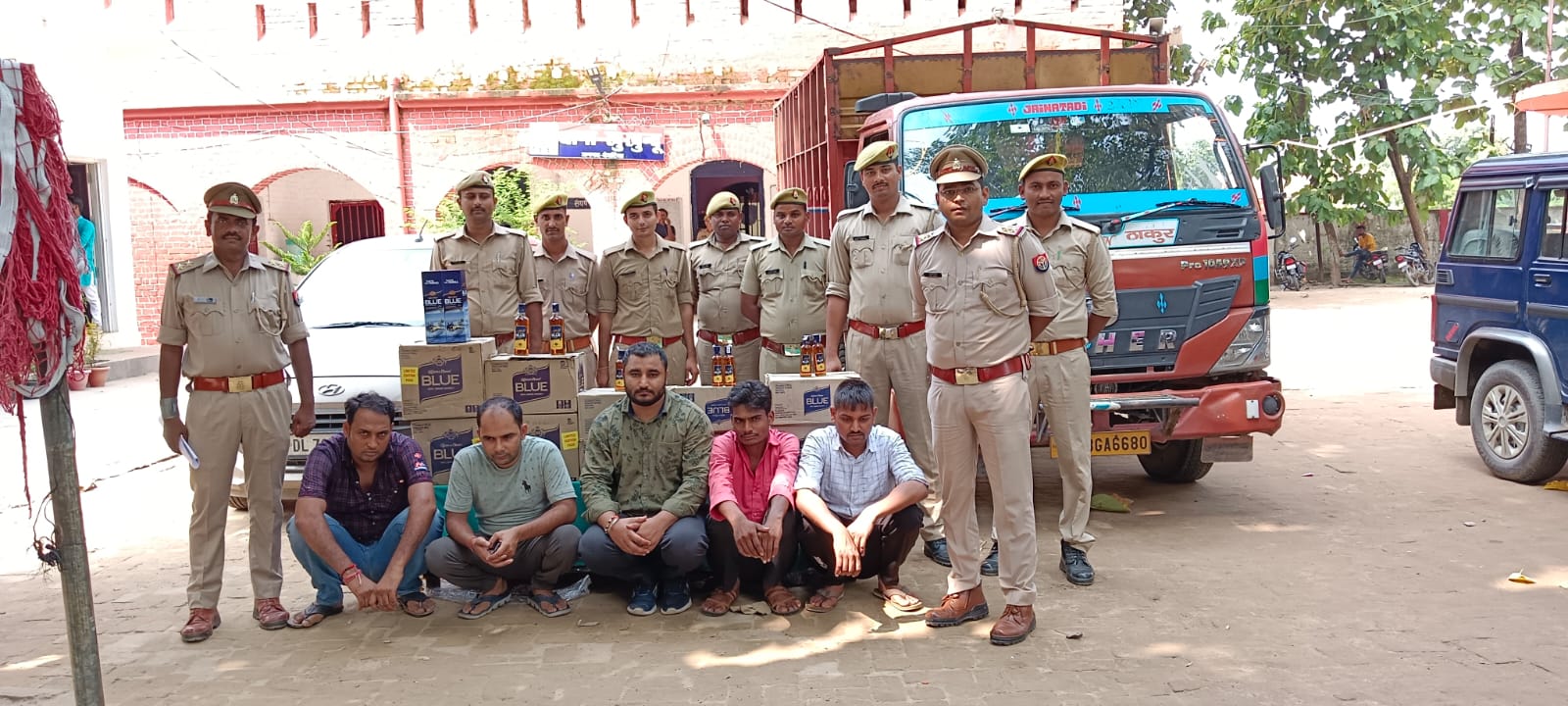 Deoria news खुखुंदू पुलिस को मिली बड़ी कामयाबी 195 पेटी अवैध शराब हुई बरामद