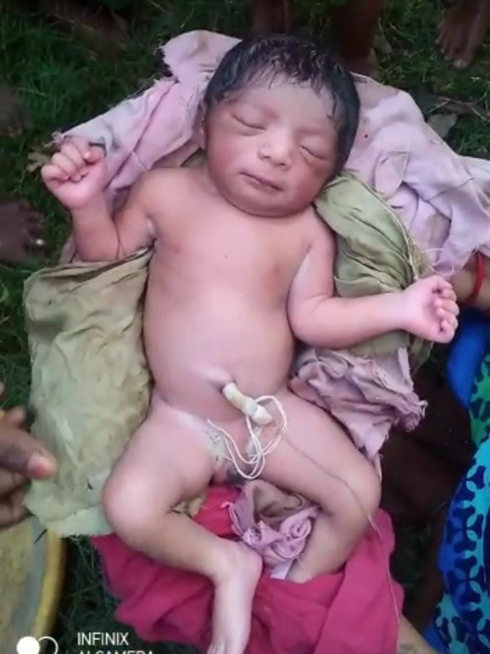 Deoria news देवरिया बिना विवाहित माने नवजात बच्ची को झाड़ियों में फेंक ऐसा लोगों का कहना है