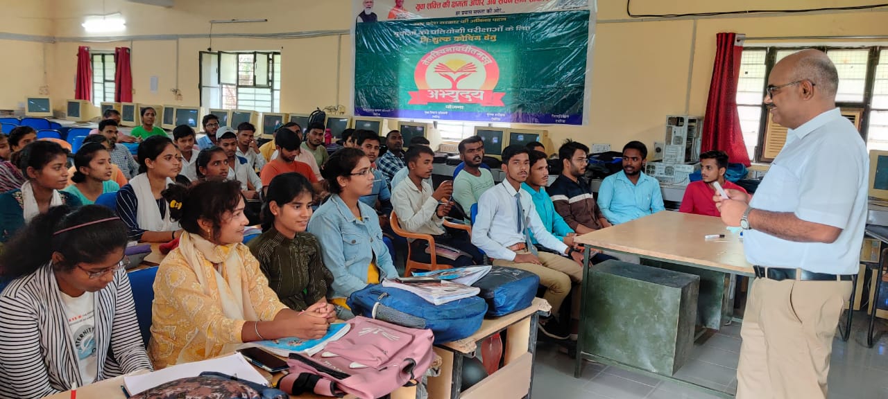 deoria news DM देवरिया जिला अधिकारी एक विद्यालय में पहुंचकर बच्चों को पढ़ा रहे थे छात्र ने किया.