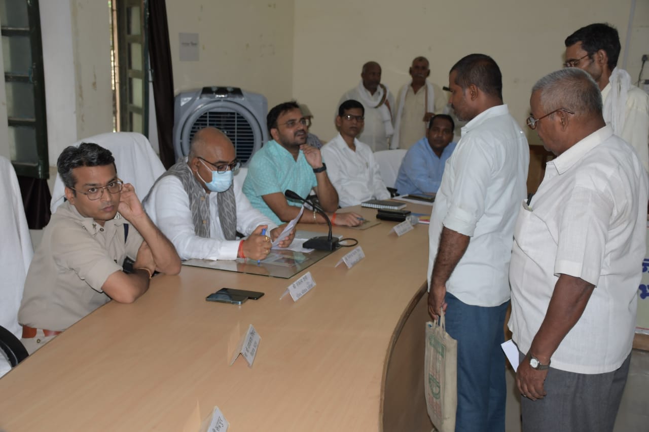 deoria news देवरिया रुद्रपुर तहसील में आयोजित सम्पूर्ण समाधान दिवस में डीएम एवं एसपी ने की जनसुनवाई
