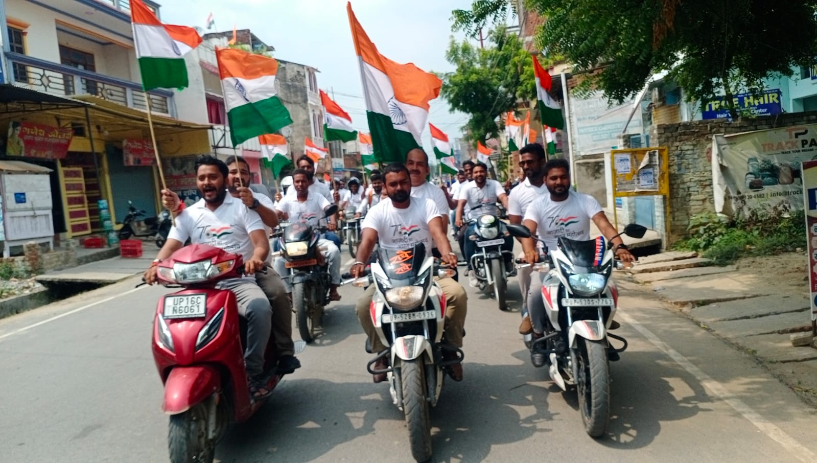 देवरिया विकास भवन से स्टेडियम तक निकली भव्य तिरंगा यात्रा