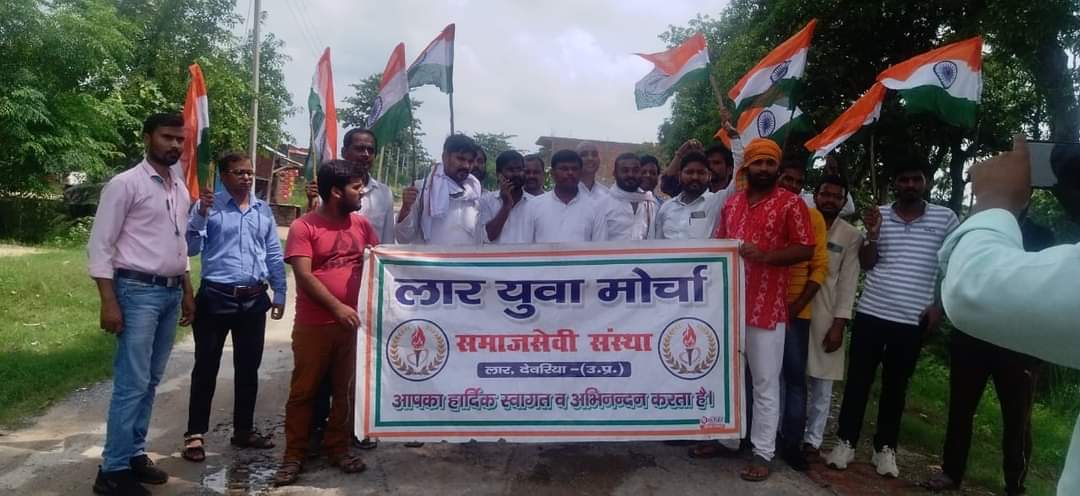 सड़क को बनवाने को लेकर लार युवा मोर्चा ने पदयात्रा कर सड़क बनाने का किया माँग।