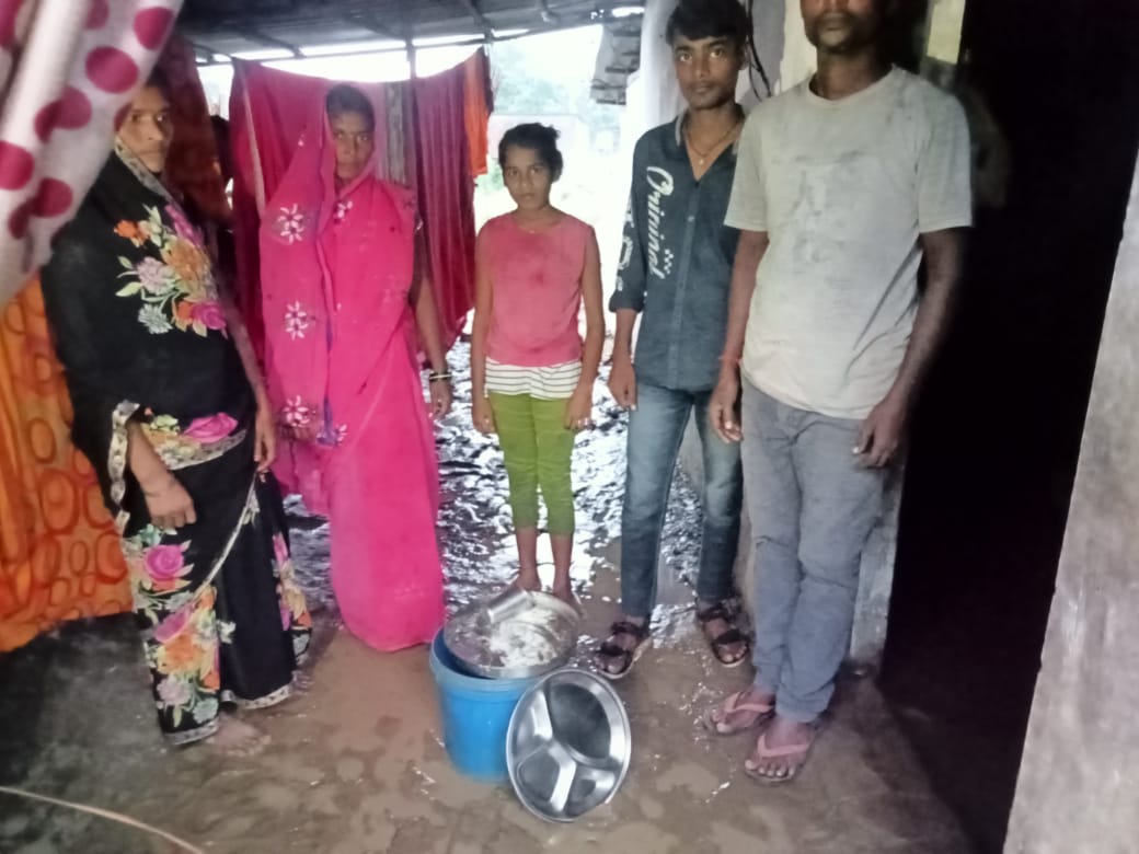 देवरिया में लगातार हुई बारिश से गरीब हुआ लाचार घर में घुसा पानी