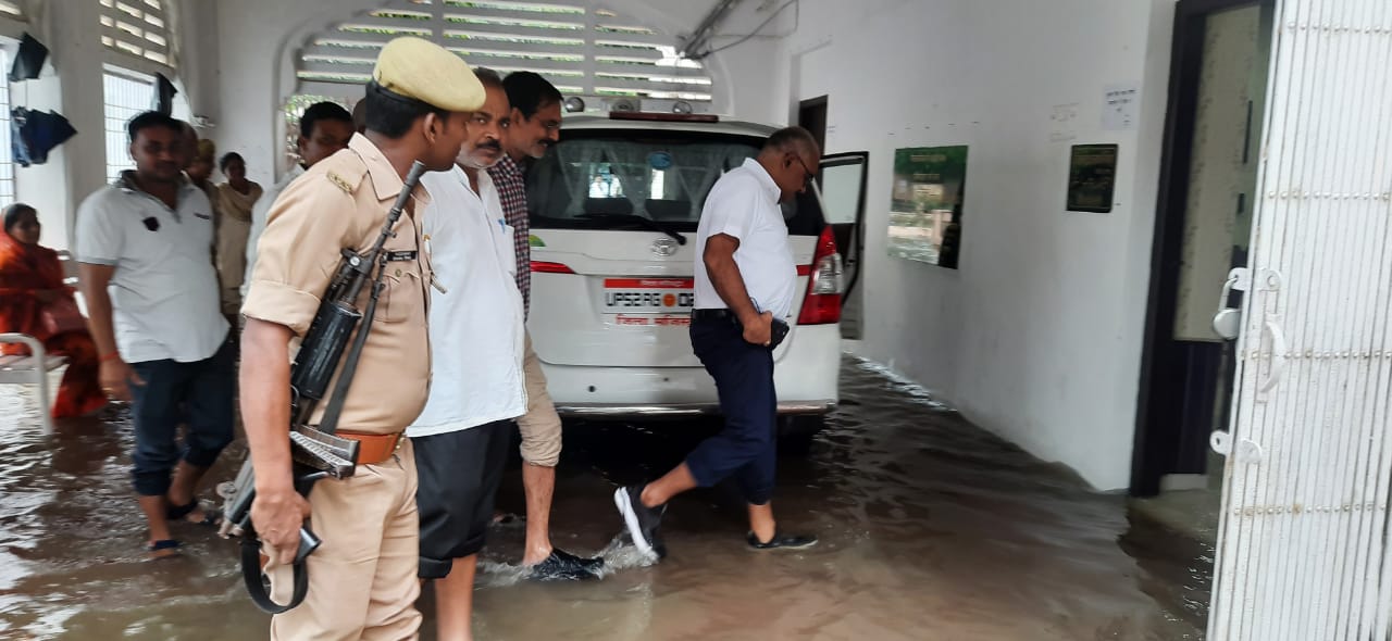 deoria news भारी बारिश के बावजूद भी डीएम ने जनता दर्शन में की सुनवायी