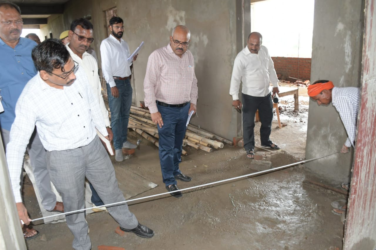 deoria news डीएम ने किया निर्माणाधीन राजकीय आईटीआई का निरीक्षण