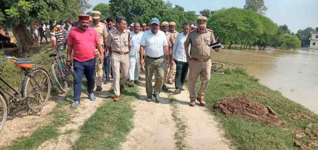 देवरिया डीएम व एसपी ने किया तटबंधों का निरीक्षण