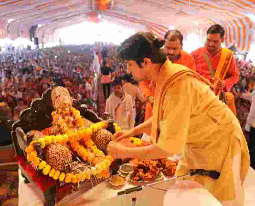 जाने आखिर क्या है बागेश्वर धाम बाबा के चमत्कारों से जुड़ा विवादWhat is the controversy related to the miracles of Bageshwar Dham Baba