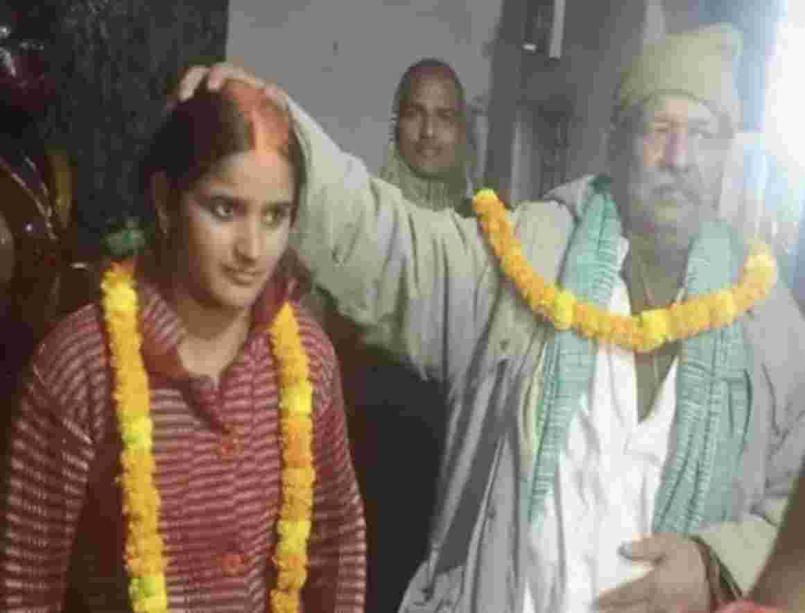 70 साल के आदमी ने 28 साल की अपनी बहू से कर ली शादी तस्वीरें खूब जमकर हो रही है वायरल