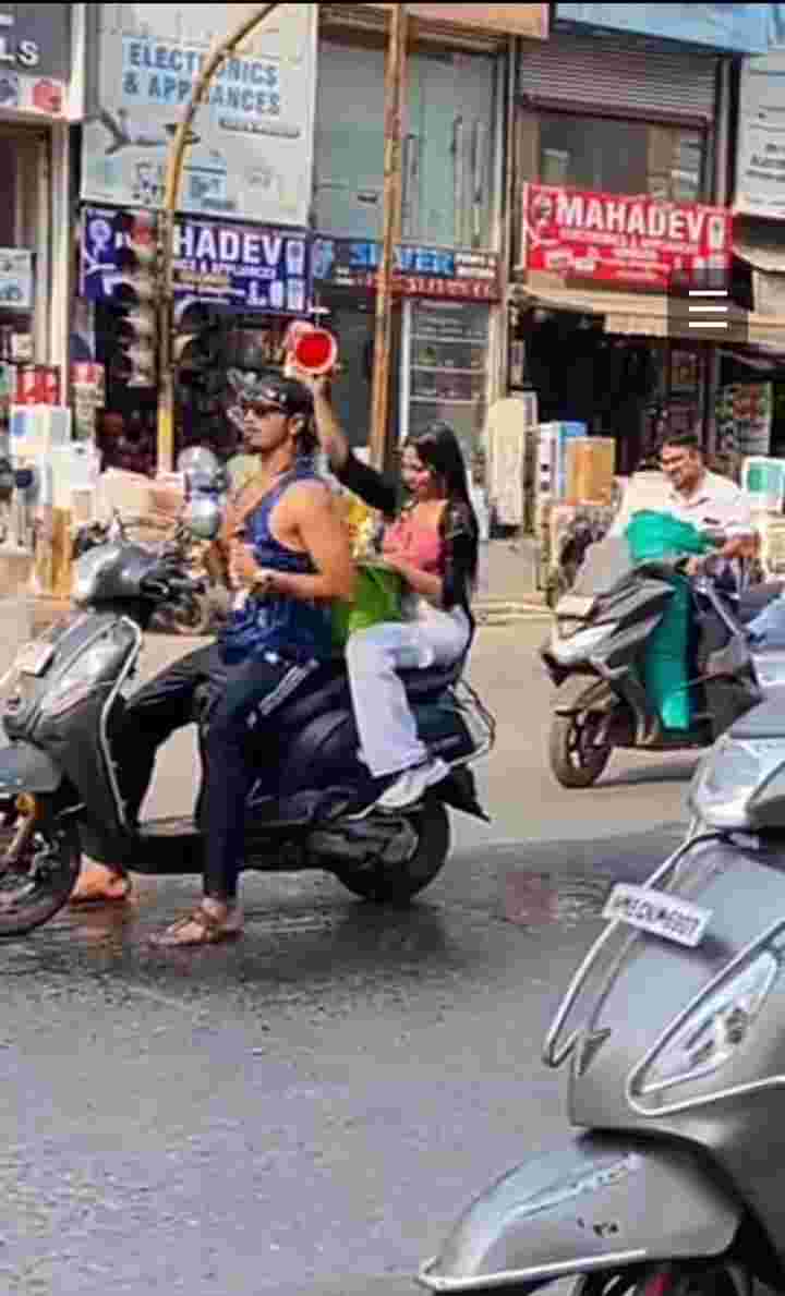 Viral videos:गर्मी बर्दाश्त नहीं हुई तो बीच सड़क स्कूटी पर बैठी लड़की लगी नहाने यह वीडियो जमकर वायरल हो रहा है