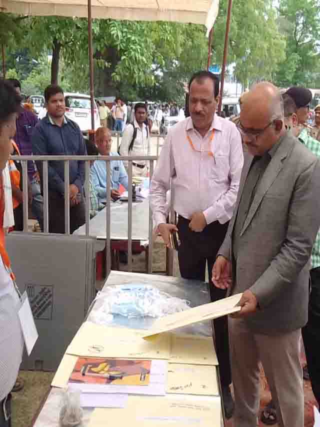 Deoria News: प्रभारी एमओआईसी एवं मेडिकल अफसर समेत 6 लोगों के वेतन आहरण पर रोक