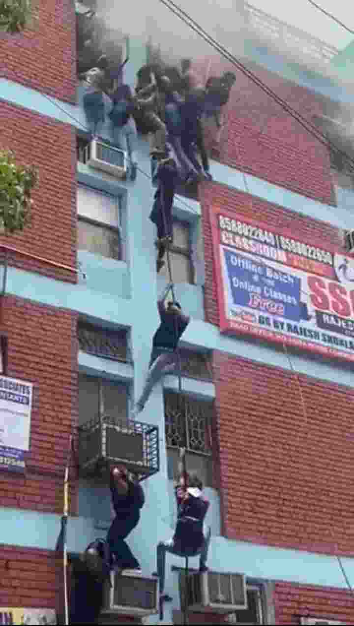 Dilhi: दिल्ली के मुखर्जी नगर के कोचिंग इंस्टिट्यूट में लगी आग विद्यार्थी अपनी जान बचाने के लिए उठाए बड़े कदम