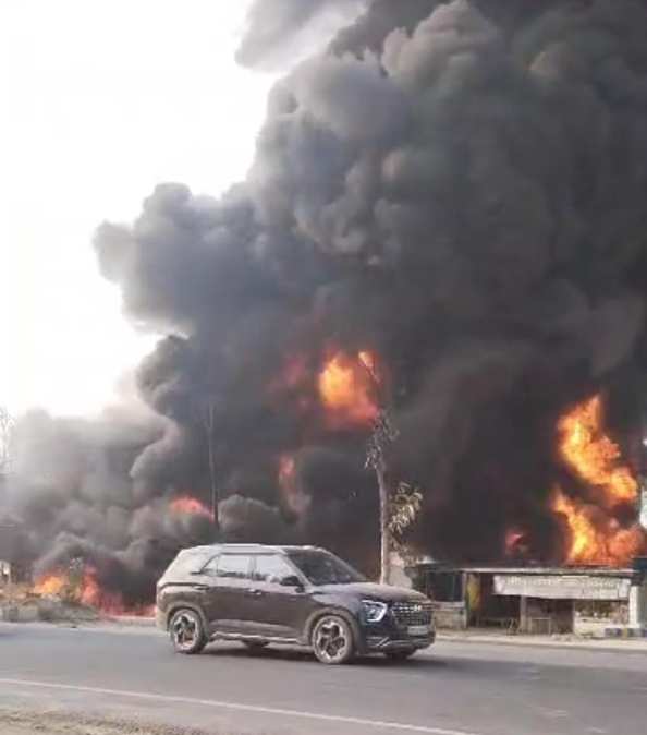 Deoria News: देवरिया जनपद में प्लास्टिक पाइप पंडाल में लगी भीषण आग