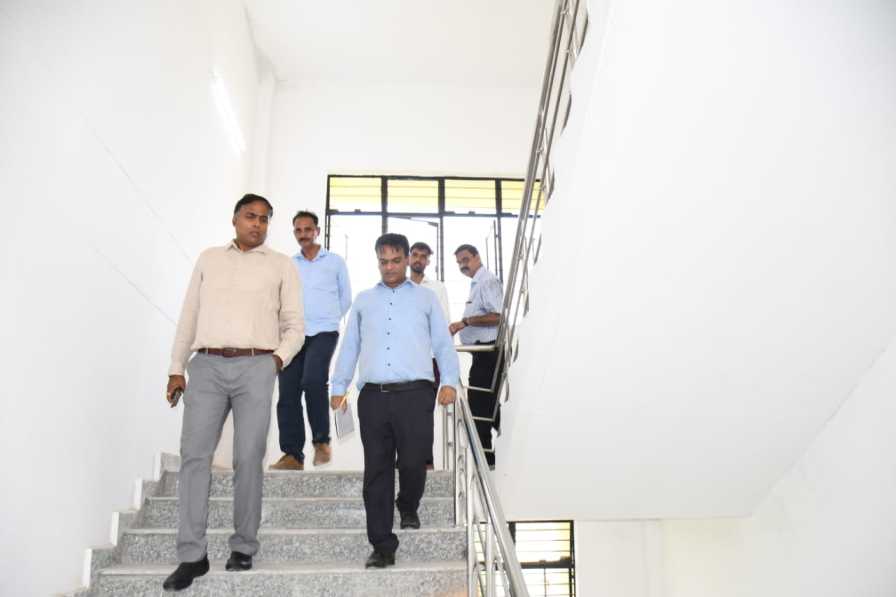 Deoria New: देवरिया डीएम ने की लखपति महिला कार्यक्रम की समीक्षा