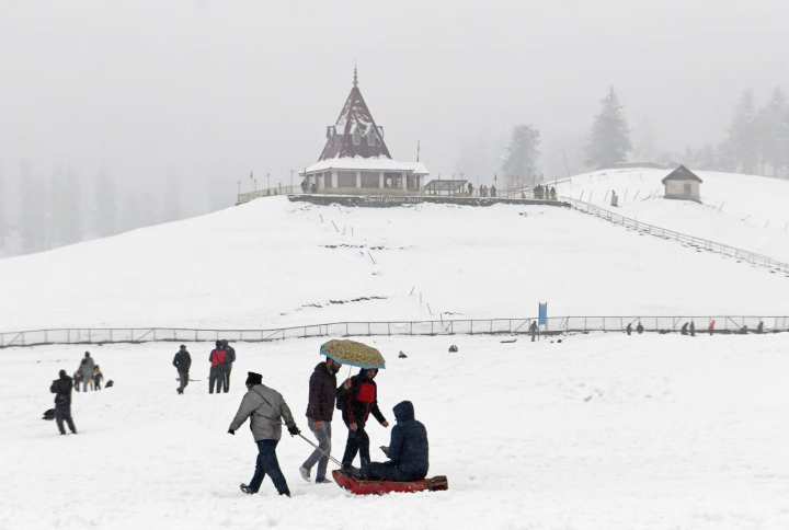 Gulmarg बर्फ के चादर से ढाका धरती का स्वर्ग गुलमर्ग लाखों में पहुंच रहे हैं सैलानी B News