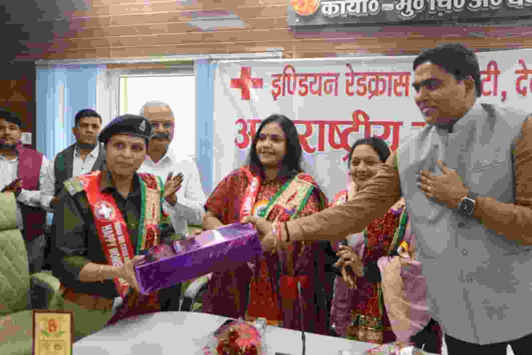 Deoria News: अंतराष्ट्रीय महिला दिवस इंडियन रेड क्रास सोसाइटी के तत्वावधान में धनवंतरि सभागार में शुक्रवार को महिला दिवस का आयोजन