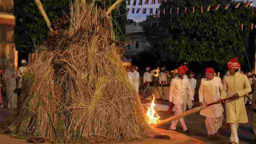 Holika Dahan 2024 shubh Muhurat:होलिका दहन की आ गई सही समय इस समय से है सुभ मुहूर्त सिर्फ 1 घंटा 20 मिनट का समय मिलेगा कितने बजे जलेगी होलीका?