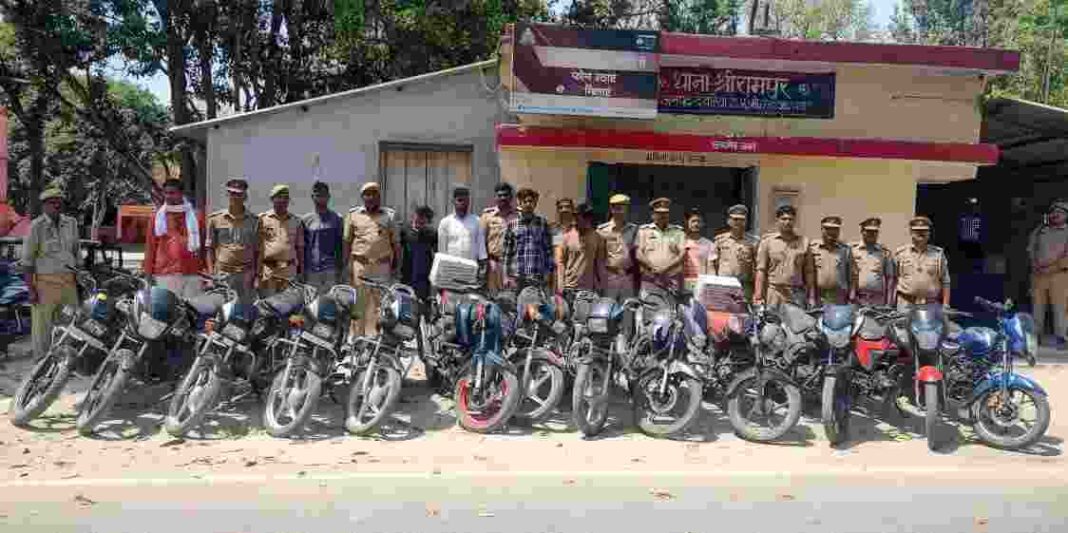 थाना श्रीरामपुर पुलिस द्वारा चोरी के वाहनों से शराब तस्करी करने वाले गिरोह का किया गया पर्दाफाश, चोरी की कुल 13 मोटरसाइकिलों, अवैध शस्त्र व देशी शराब के साथ 06 अभियुक्त गिरफ्तार।