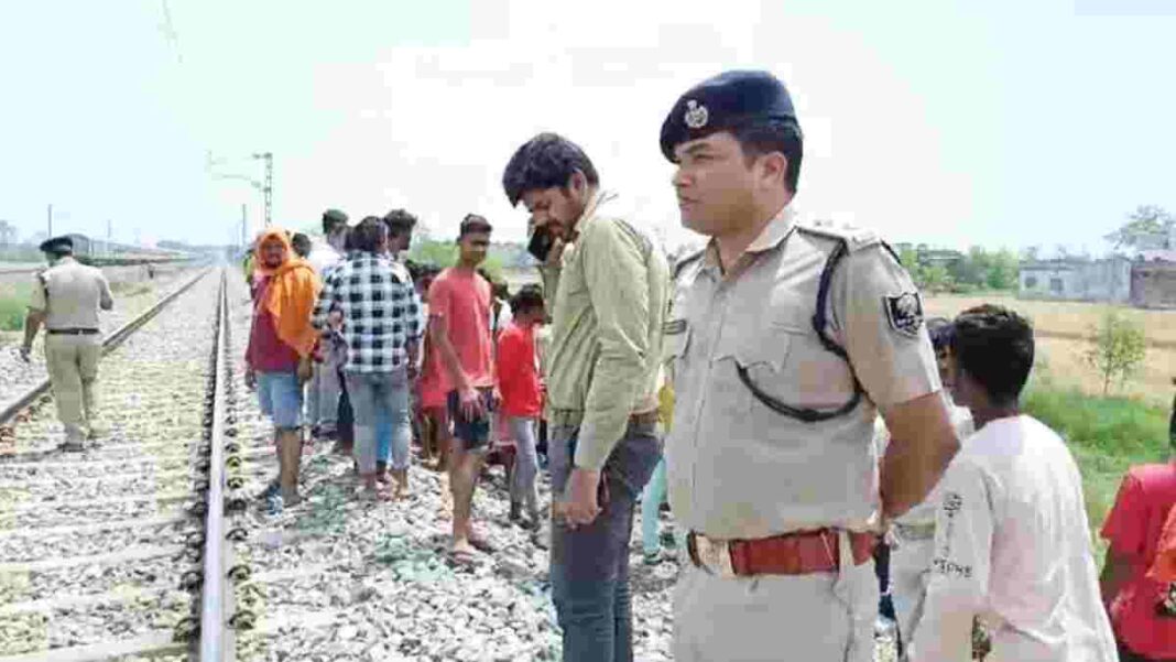 गेहूं की कटाई कर लौट रहे एक ही परिवार के चार लोगों की ट्रेन के कटने से हुई मौत मची खलबली।