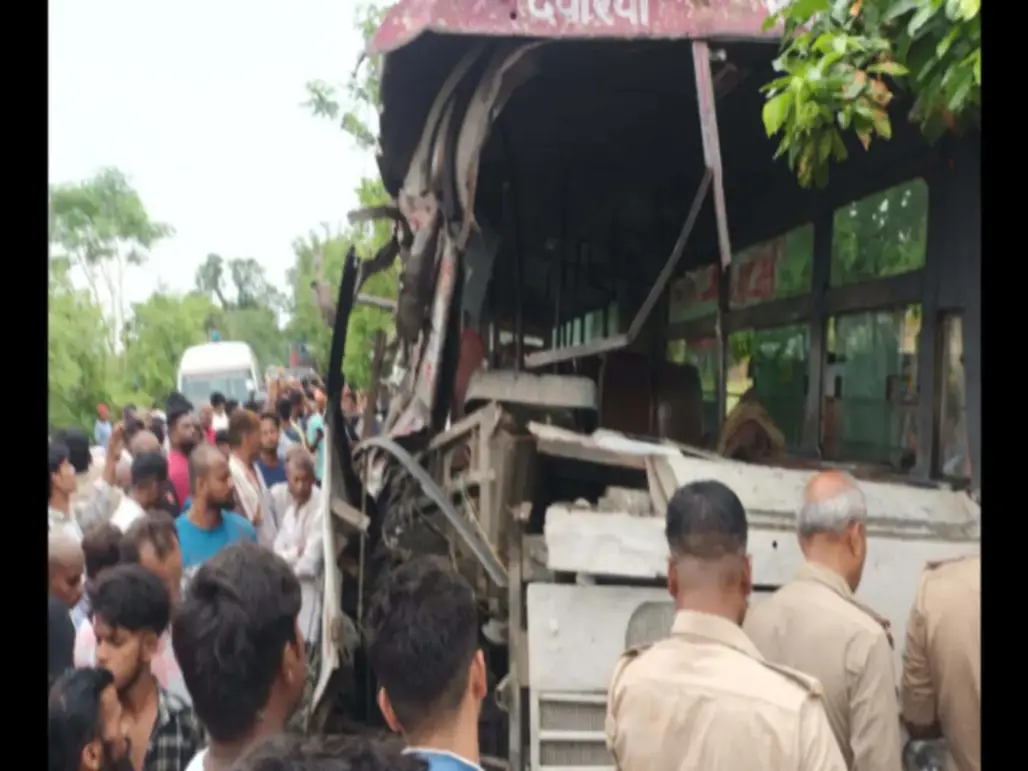 Deoria news: देवरिया में भीषण सड़क हादसा: रोडवेज बस और ट्रक की टक्कर, दो की मौत, 14 गंभीर रूप से घायल