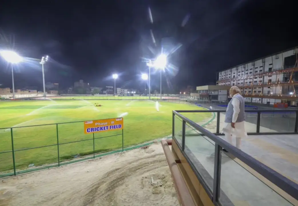 varanasi news: प्रधानमंत्री नरेंद्र मोदी ने वाराणसी में स्टेडियम और खेल परिसर के निर्माण कार्य का अचानक दौरा किया