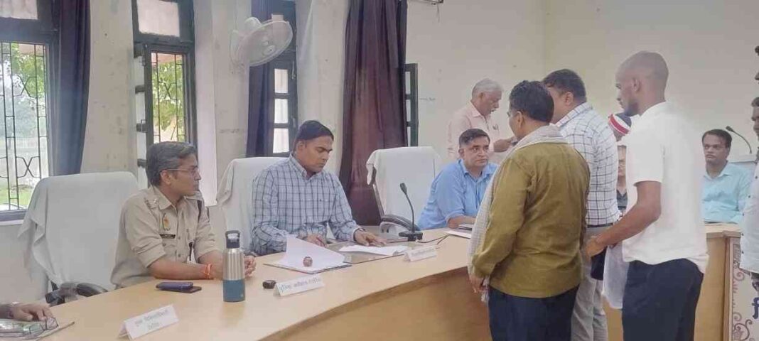 Deoria news: डीएम की अध्यक्षता में तहसील रुद्रपुर सभागार में सम्पूर्ण समाधान दिवस का किया गया आयोजन