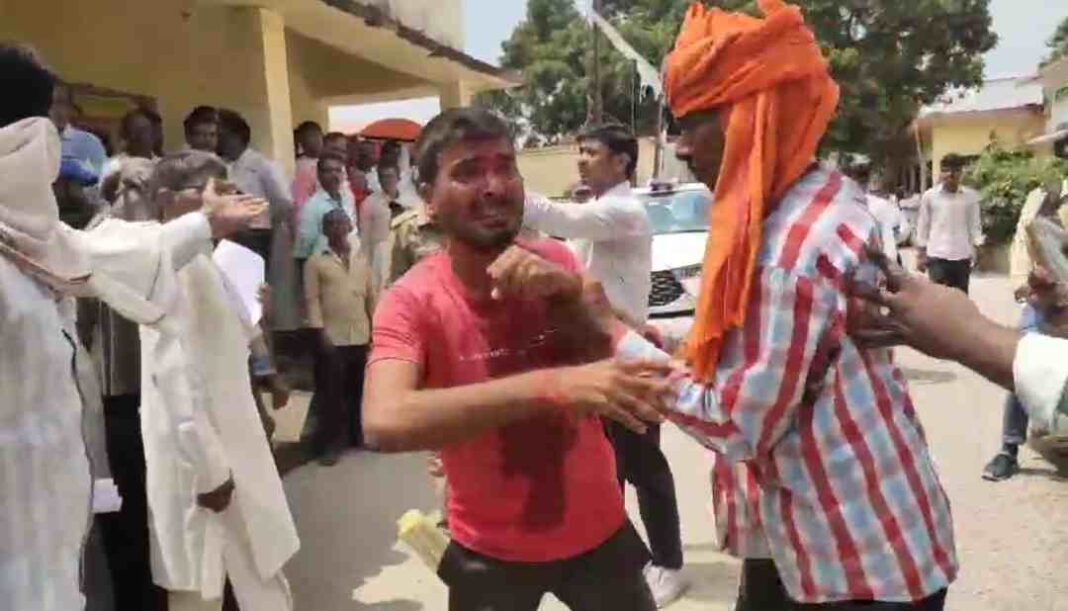 Deoria News: सलेमपुर तहसील समाधान दिवस पर पीड़ित ने आत्मदाह की कोशिश, पत्रकार की तत्परता से बची जान