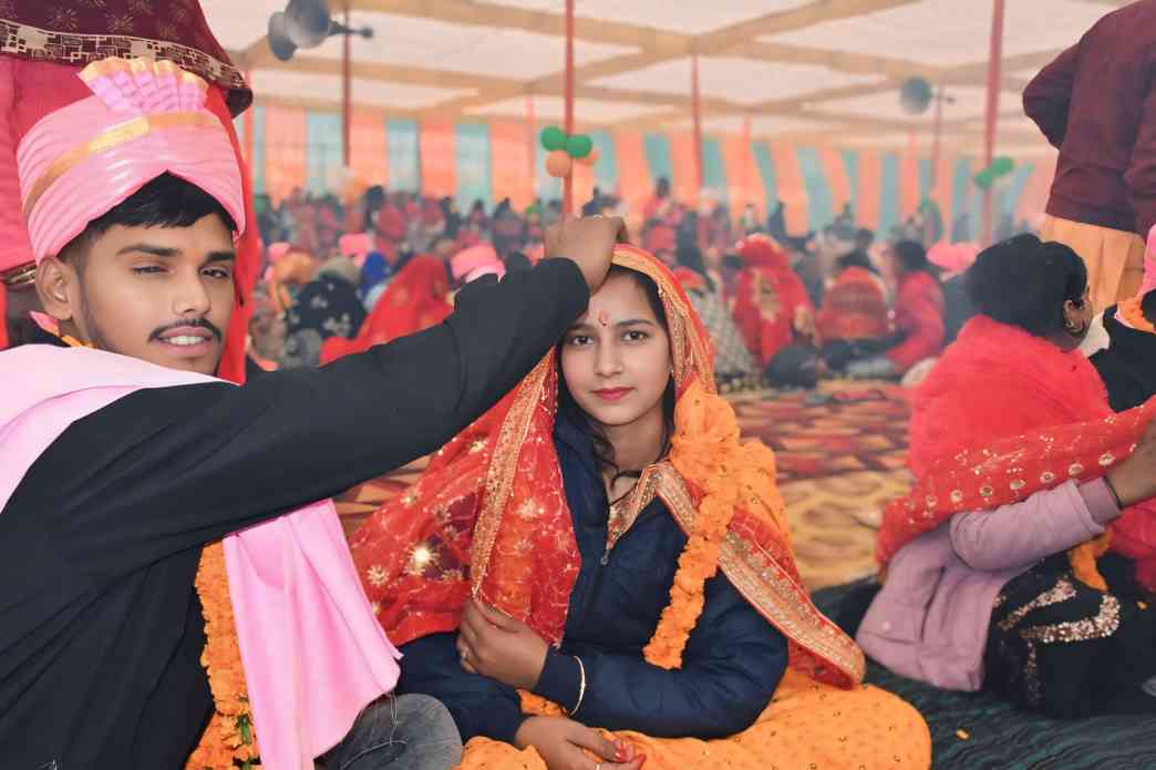 Deoria News: देवरिया में सामूहिक विवाह कार्यक्रम: 243 जोड़ों ने लिए सात फेरे