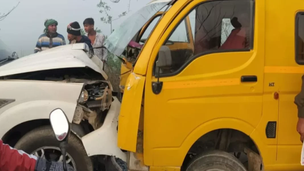 Deoria News: देवरिया में बड़ा हादसा टला: स्कूल वैन और स्कॉर्पियो की आमने-सामने टक्कर, छह बच्चे घायल, ड्राइवर की हालत गंभीर